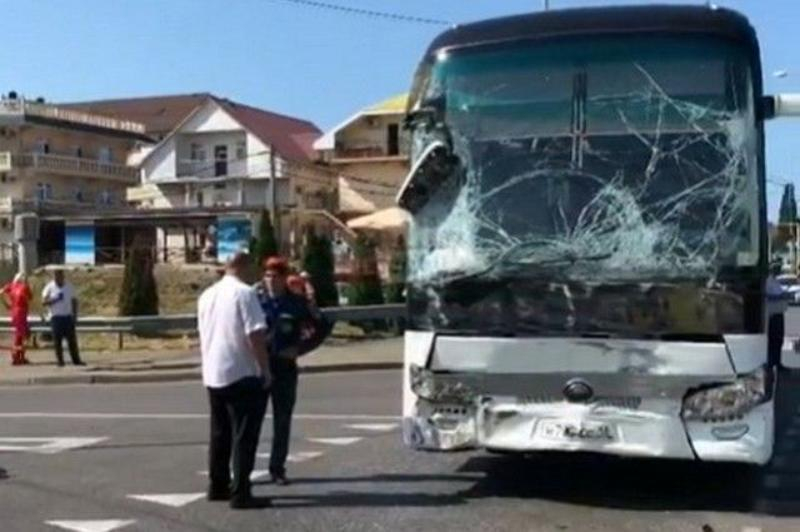 В результате ДТП с туристическим автобусом на Кубани пострадали 26 человек