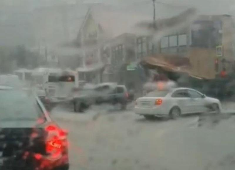 Ураган с ливнем повалил деревья и затопил дороги в посёлке Дагомыс