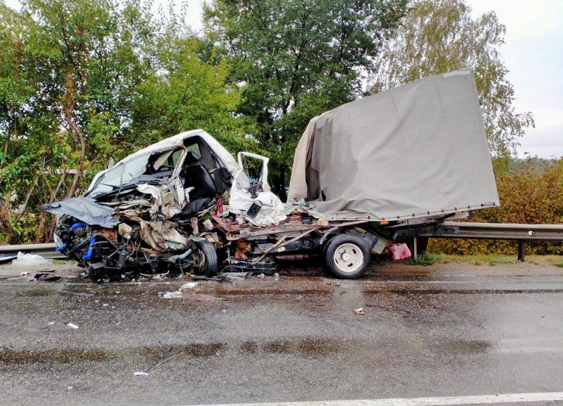 Водитель разорванной ГАЗели чудом выжил в жесткой аварии с КамАЗом на выезде из Кореновска