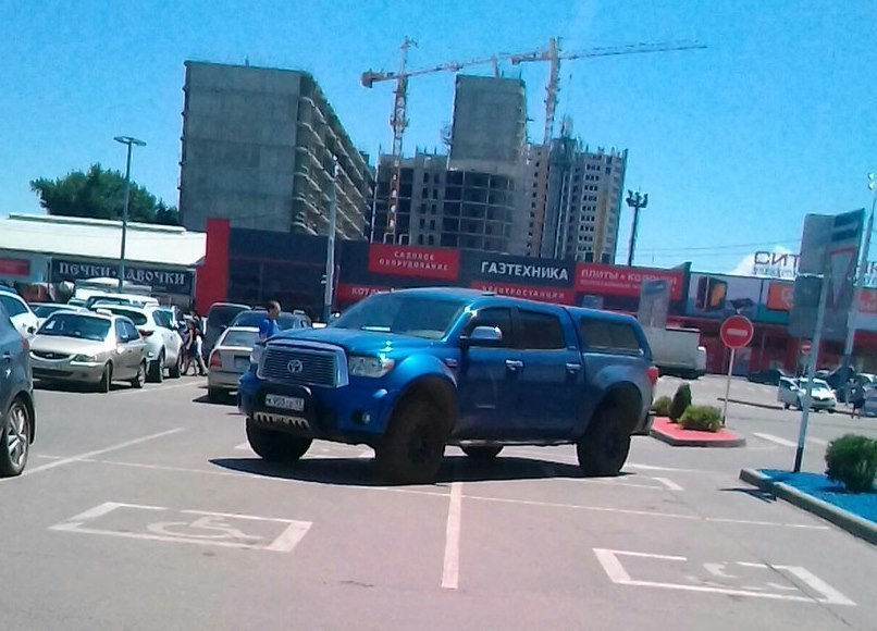 Краснодарцы возмущены хамской парковкой «инвалида» на «Тойота Тундра»