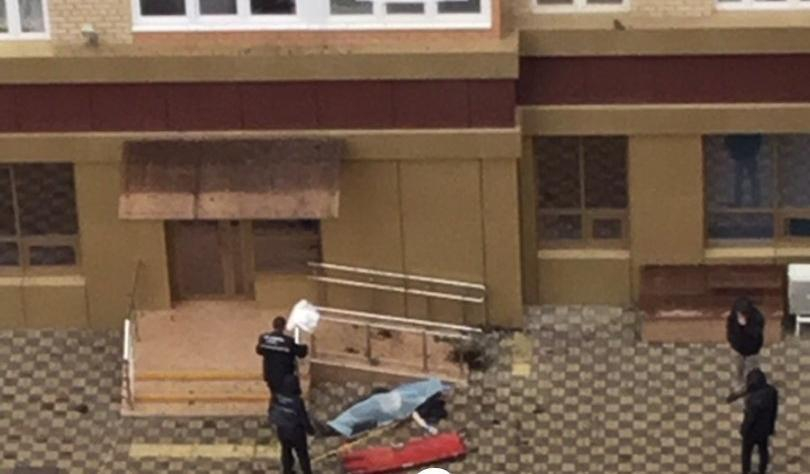 Мужчина сорвался с окна многоэтажки в Краснодаре