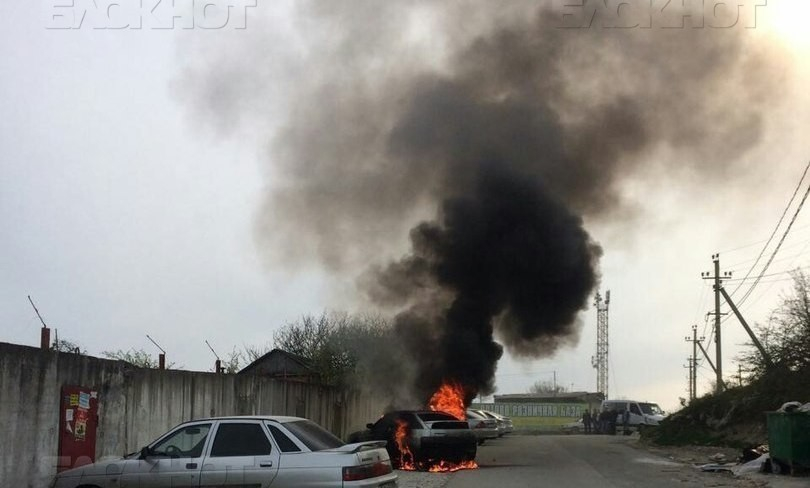 В Новороссийске прямо на дороге загорелась машина