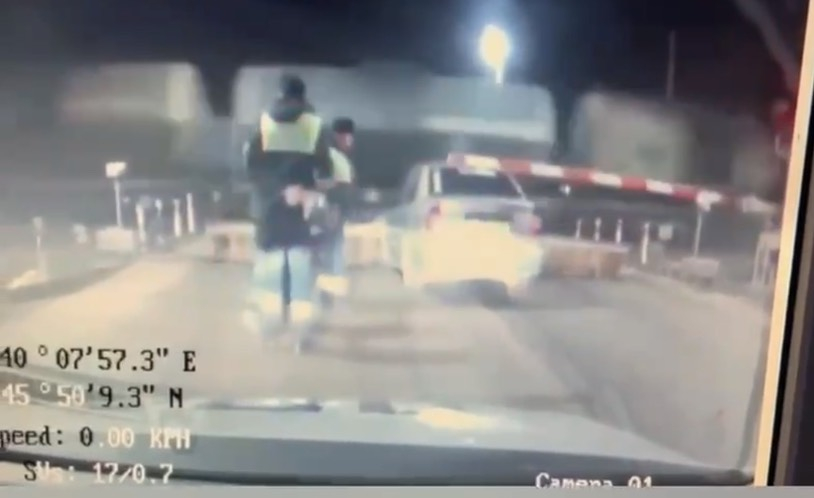 Под Краснодаром пьяный водитель пытался уйти от погони и протаранил ж/д подъемник: видео