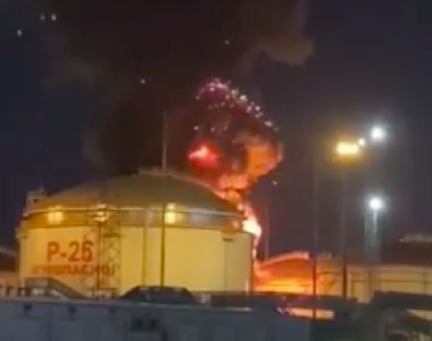 Появилось видео взрыва на нефтебазе в Краснодарском крае