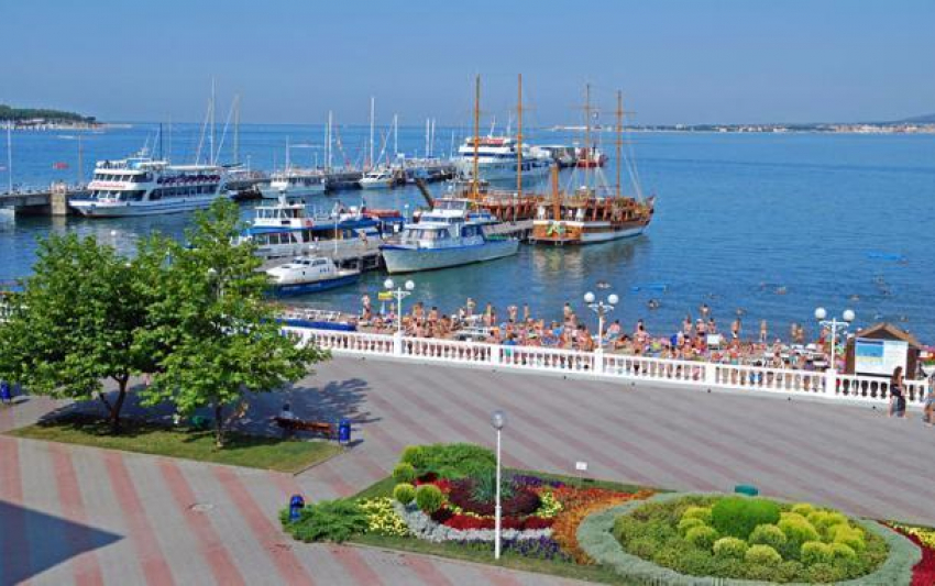 Геленджик вошел в тройку курортов по бронированию туров на лето 2017 года