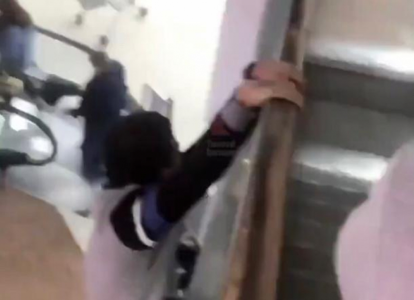 В торговом центре Краснодара мужчина свесился на руках с эскалатора 