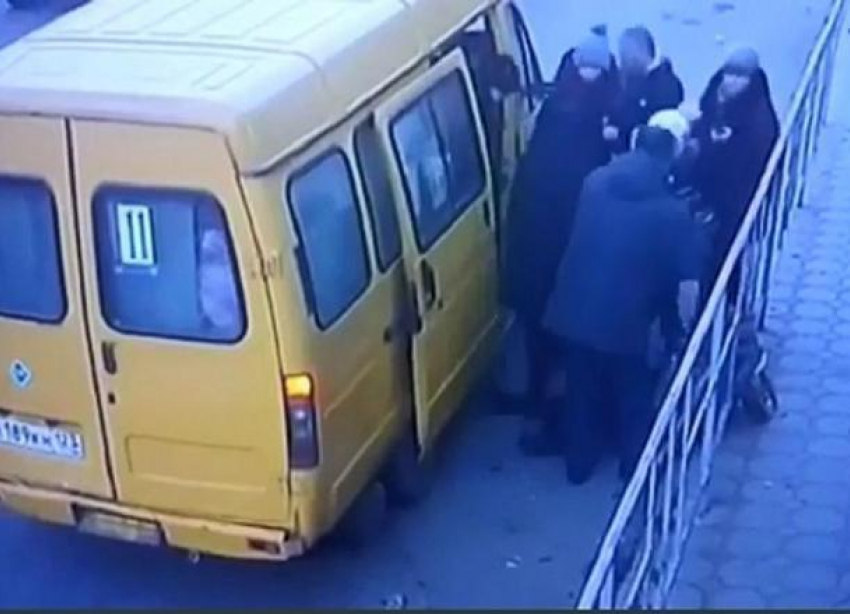 Водитель маршрутки на Кубани бросил на дороге пассажирку без сознания