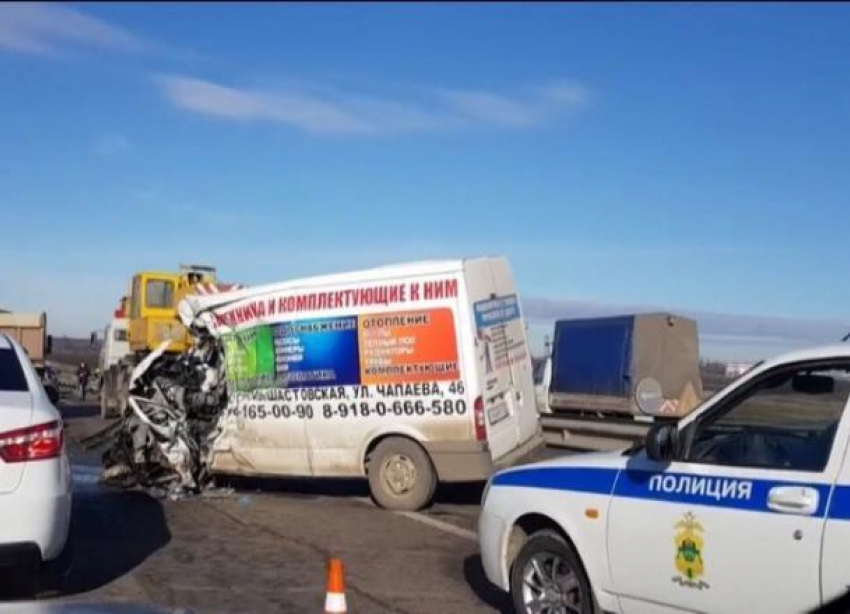 В лобовом ДТП под Краснодаром пострадали два человека 