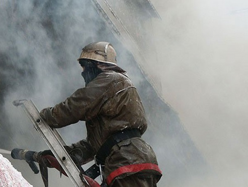 В Краснодаре загорелся двухэтажный дом по улице Базовская Дамба