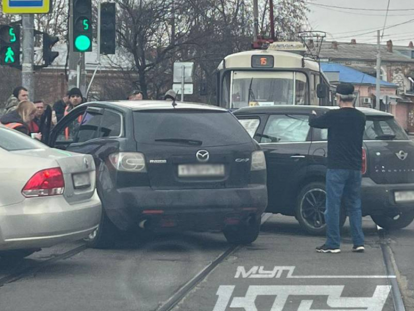 В Краснодаре движение трамваев встало из-за ДТП