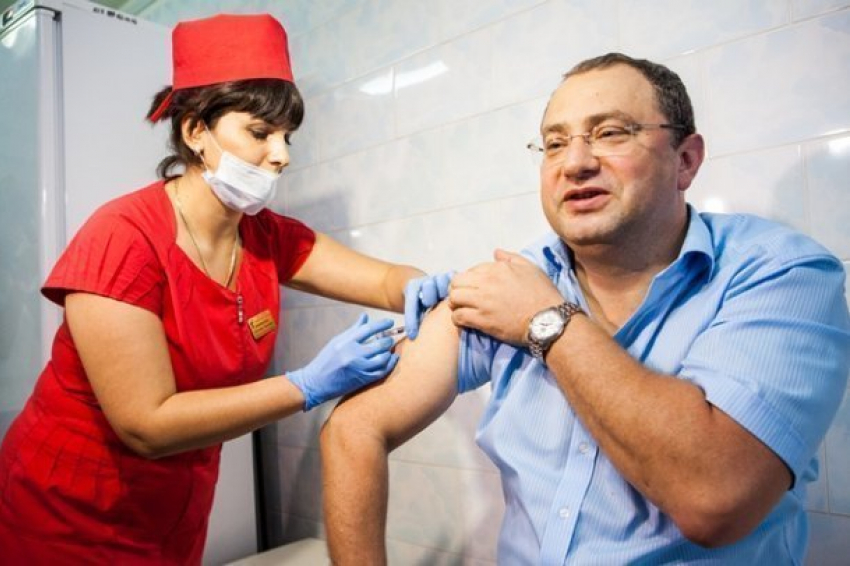  Министру здравоохранения Кубани сделали прививку от гриппа 