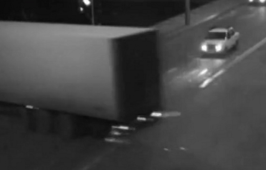 На Пушкинской площади в Краснодаре фура снесла столб