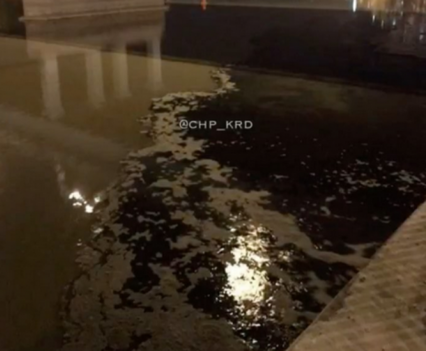 «Искупать бы тут администрацию» - В Краснодаре слили канализацию в реку Кубань