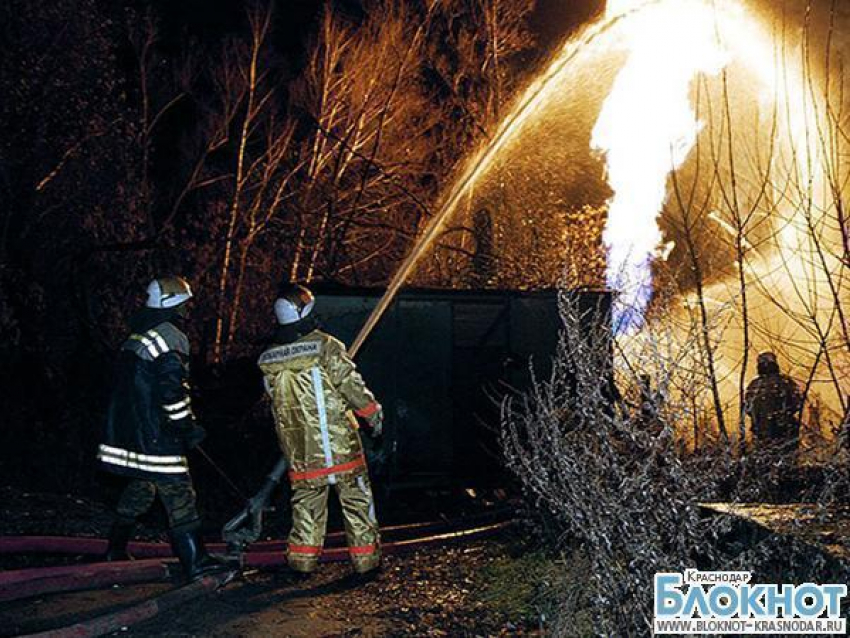 Пожар в Туапсе: сгорели два строительных вагончика