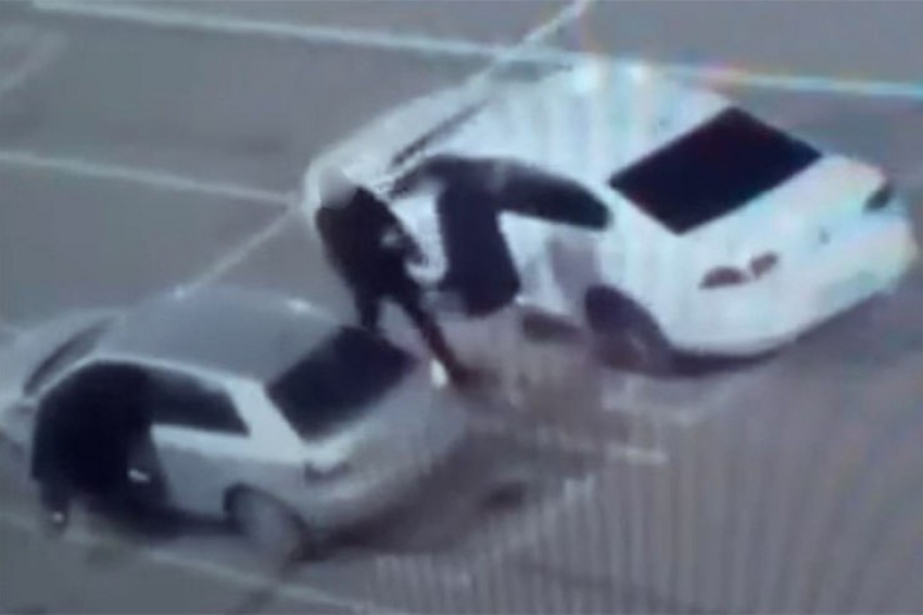 На парковке ТРК «Мега Адыгея» мужчина выстрелил из пневматического пистолета в оппонента 