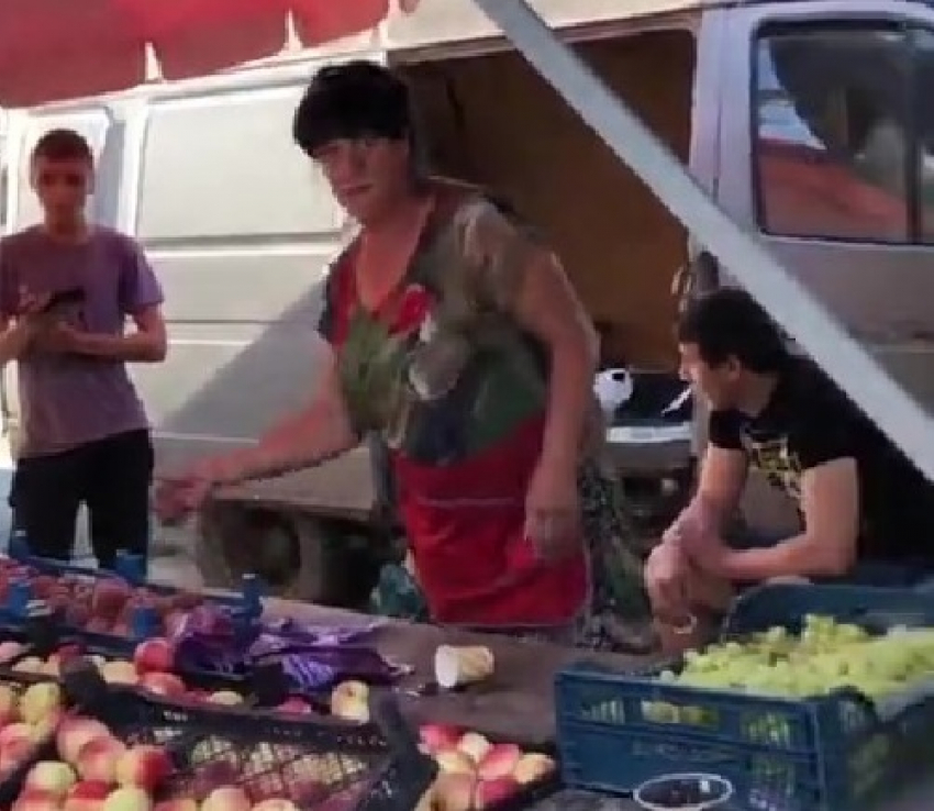Торговка «снесенного» павильона в Краснодаре кидалась яблоками в покупателей