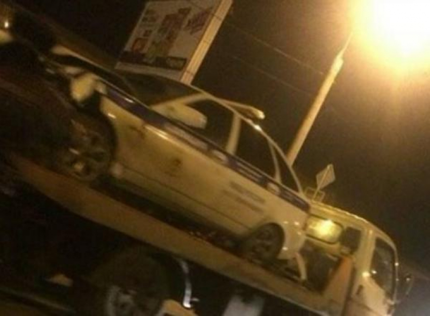 "Лень постоять 5 минут": в Краснодаре иномарка врезалась в патрульную машину, есть пострадавшие
