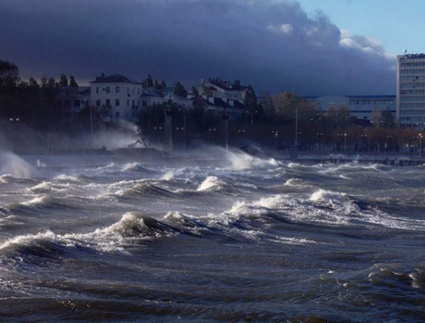  В Новороссийске из-за ураганного ветра объявили экстренное предупреждение 