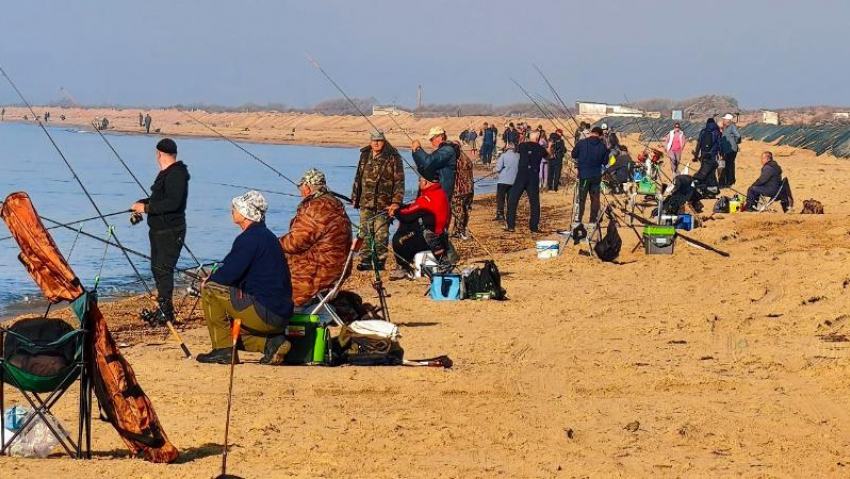 Сотни рыбаков устроили охоту на пляжах Черного моря: что клюет