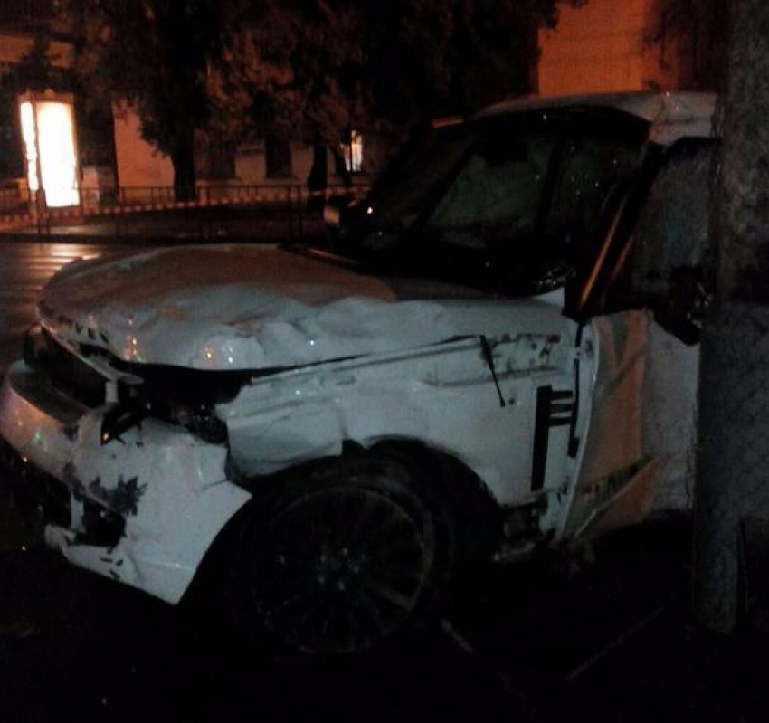 Водитель «Лэнд Ровера", пронесшийся на красный, скрылся с места смертельной аварии в Краснодаре