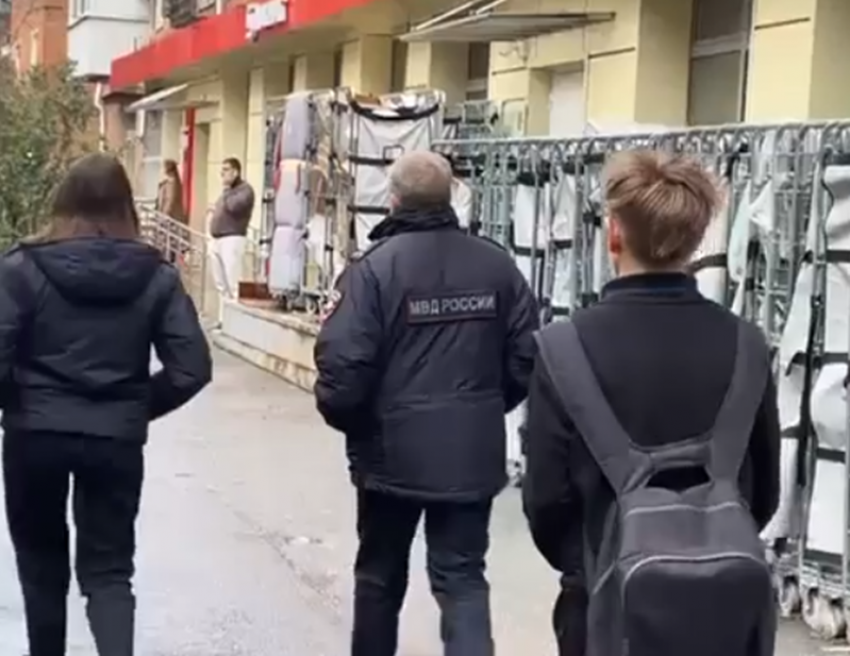 В Краснодаре 15-летний подросток плевал в полицейского ради хайпа в соцсети