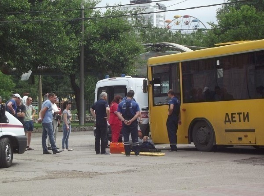 В Краснодаре на водителя упал школьный автобус
