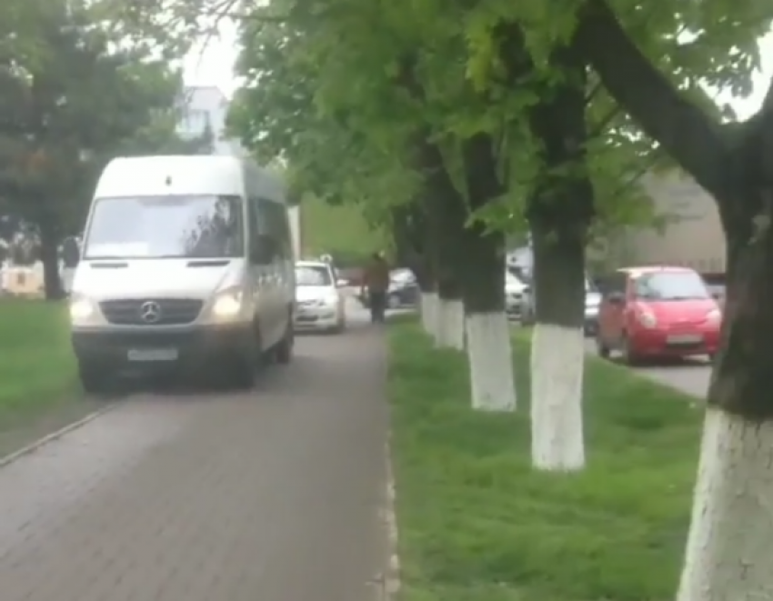  Жители Краснодара защитили водителей, объезжающих пробку по тротуару 
