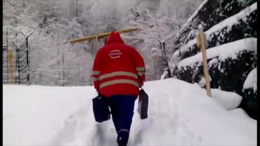 Мужчину с инфарктом эвакуировали спасатели в Сочи на санках