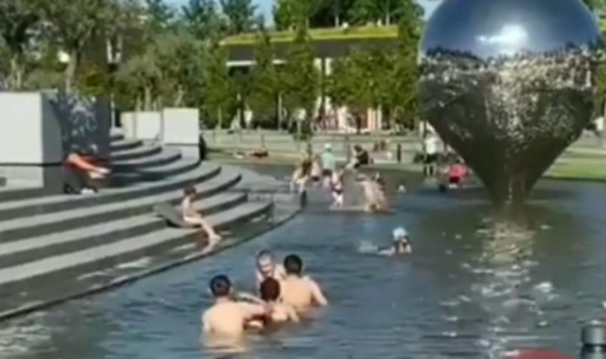 Новая песня о старом: краснодарцы открыли купальный сезон в «парке Галицкого»