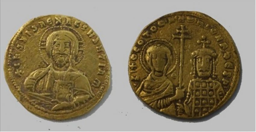  Редчайшие средневековые монеты из Византии нашли на Кубани 