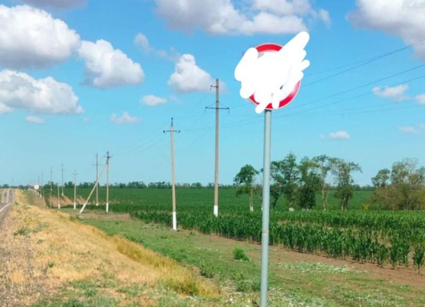 В День памяти и скорби в Краснодарском крае заметили дорожные знаки со свастикой