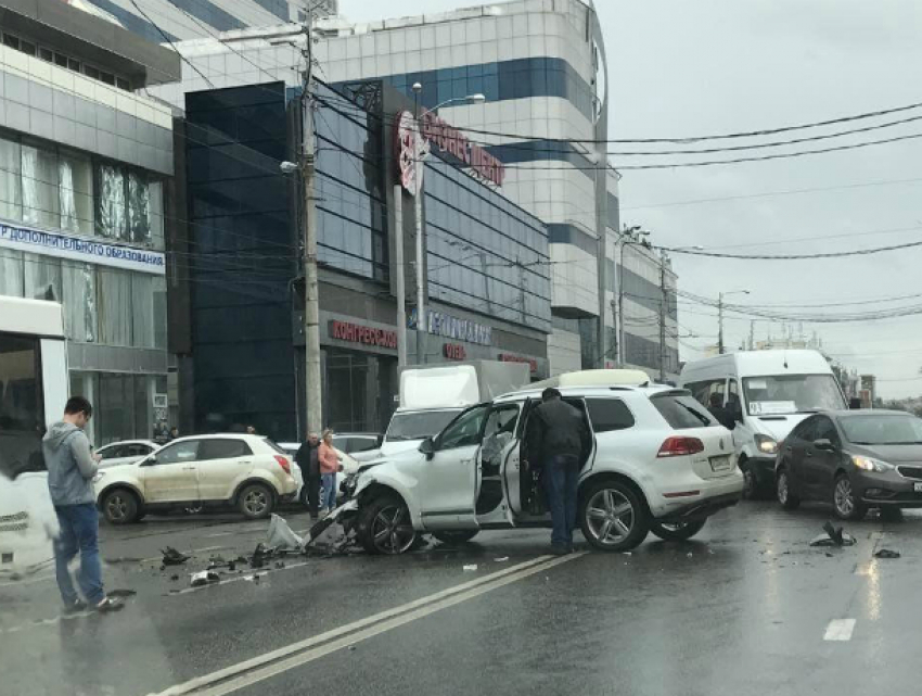 В столкновении трех иномарок и автобуса в центре Краснодара пострадали женщина и «ребенок войны»