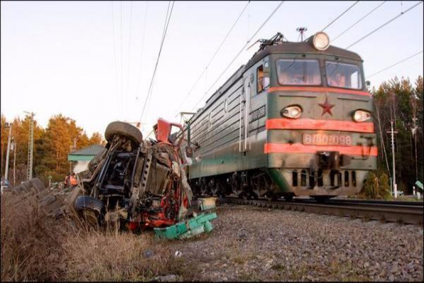  На Кубани поезд раздавил «Жигули», погибли два человека