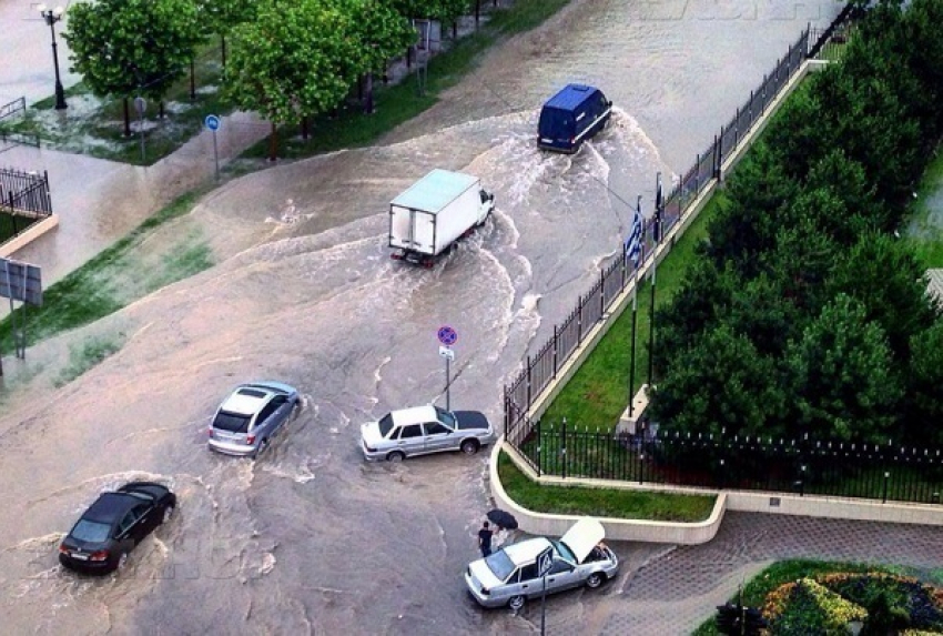 Жителей Кубани просят воздержаться от поездок на море