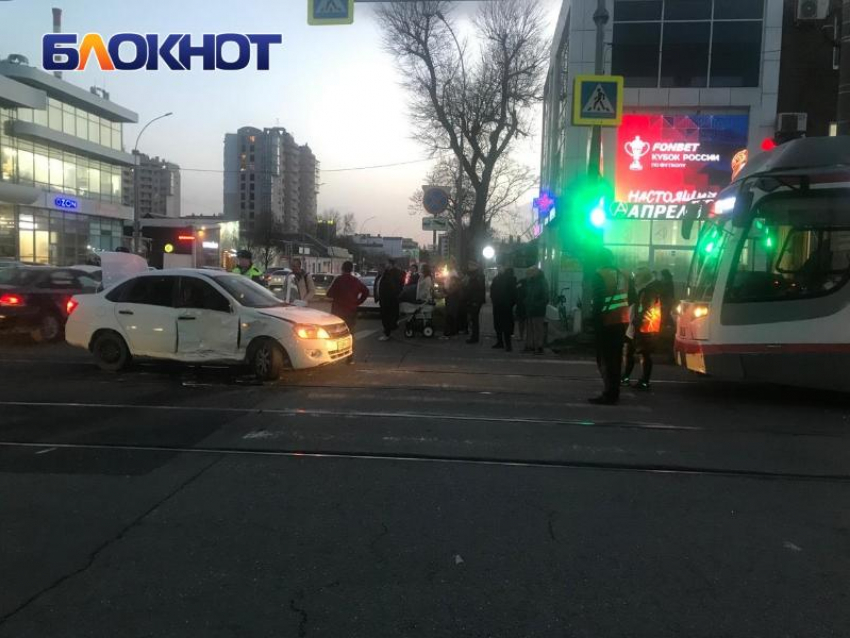 В Краснодаре из-за ДТП на путях с пострадавшими изменено движение 5 трамвайных маршрутов