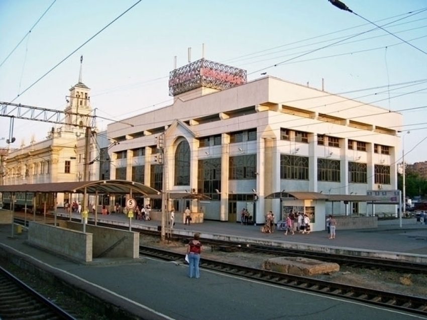 В Краснодаре из здания железнодорожного вокзала на платформу выпал мужчина