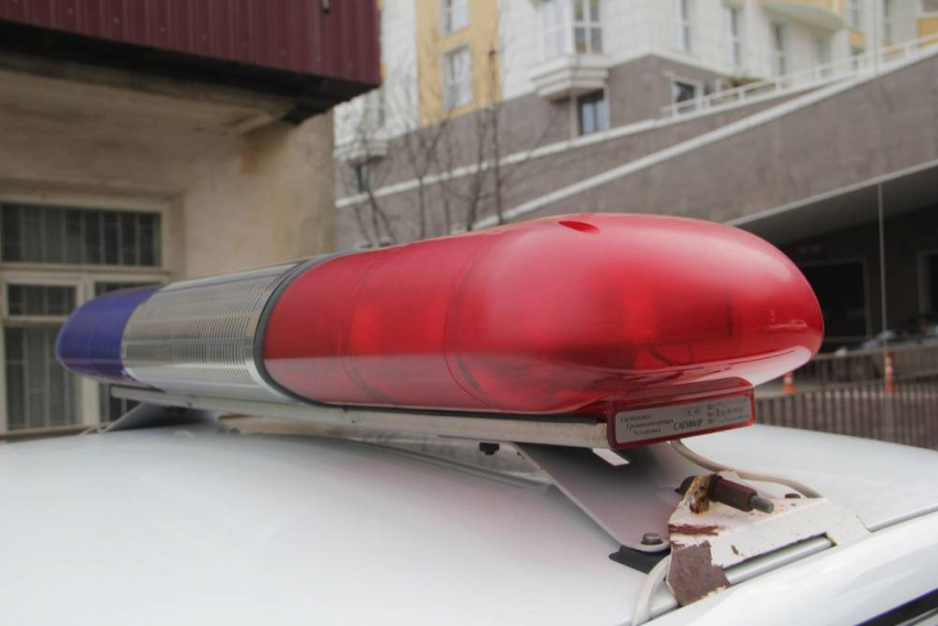 В массовой аварии с грузовиком в Краснодаре одна из машин перевернулась 