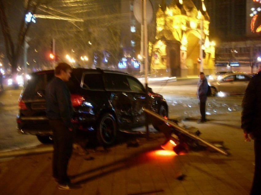 В Краснодаре «Мерседес» снес светофор и сбил пешехода 