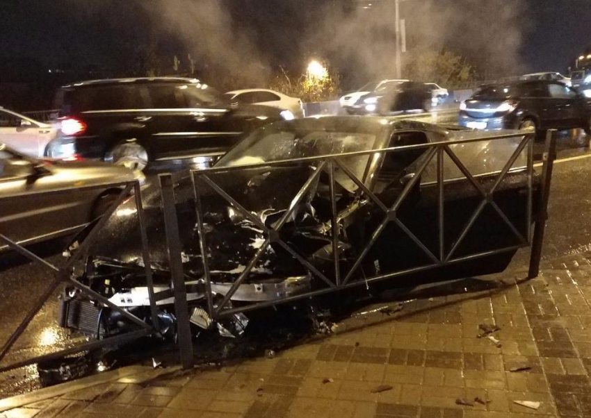 "Слезы по мужской щеке": в Краснодаре разогнавшийся «Nissan GT-R» врезался в забор