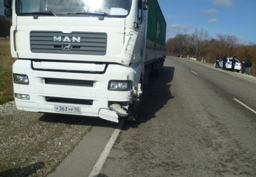 Под Геленджиком грузовик столкнулся с «Мерседесом» 