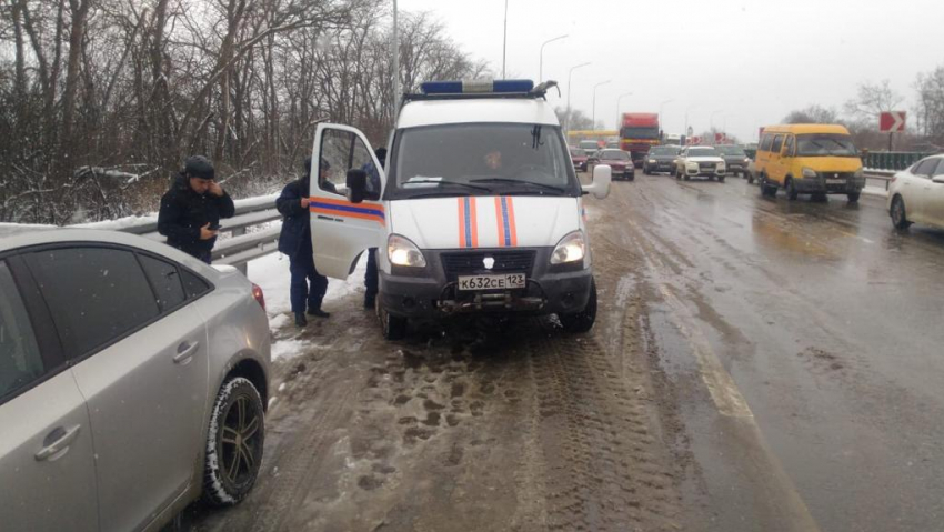 На Кубани из-за снега столкнулись 16 машин и рейсовый автобус 