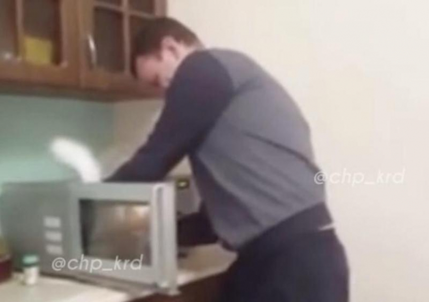 УФСИН Кубани накажет своего сотрудника, который засунул кота в микроволновку
