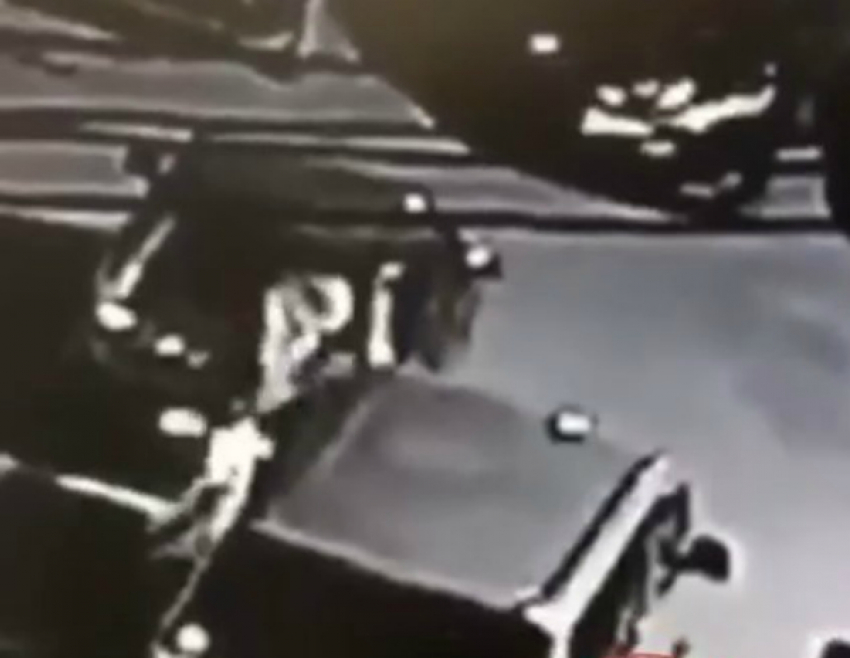 Опубликовано видео с поджигателем пяти машин в Краснодаре