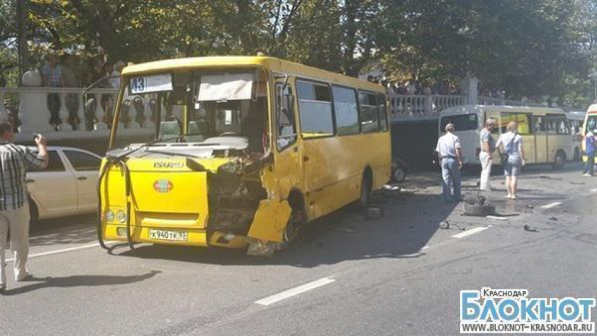 В Сочи пассажирский автобус попал в аварию