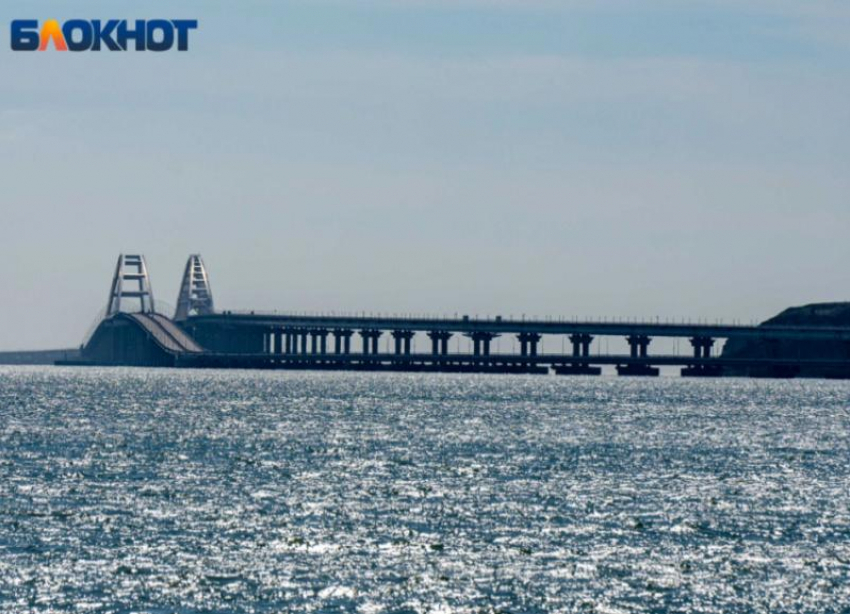 Сотни авто застряли на Крымском мосту 