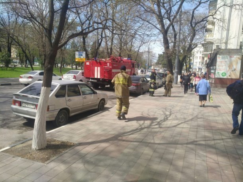 В центре Новороссийска спецслужбы оцепили здание и эвакуировали людей 