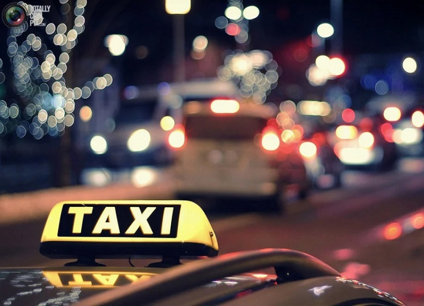 В Краснодаре будут судить двоих парней за нападение на таксиста и угон его авто