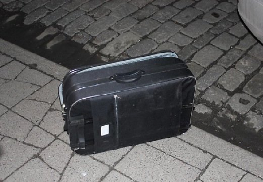 В центре Краснодара обнаружили подозрительный чемодан