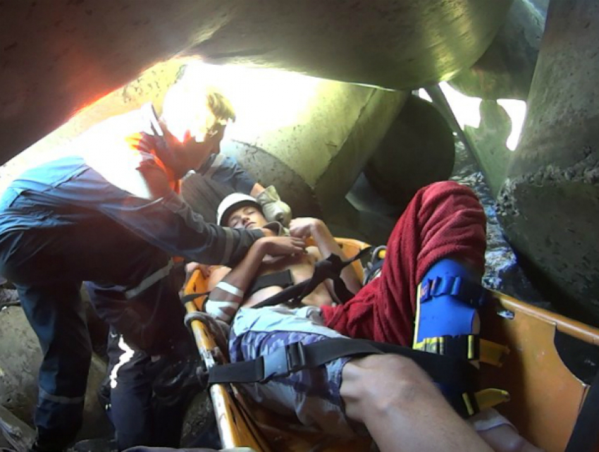 Спасатели вытащили молодого человека, упавшего на бетонные плиты в Сочи