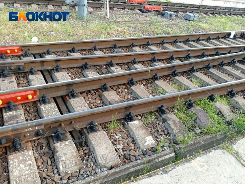 Пострадали двое: поезд протаранил выехавший на ж/д пути грузовик на Кубани